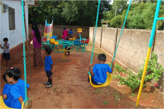 Nieuwe speeltoestellen voor de kinderen in Chelvanayagapuram speeltoestellen